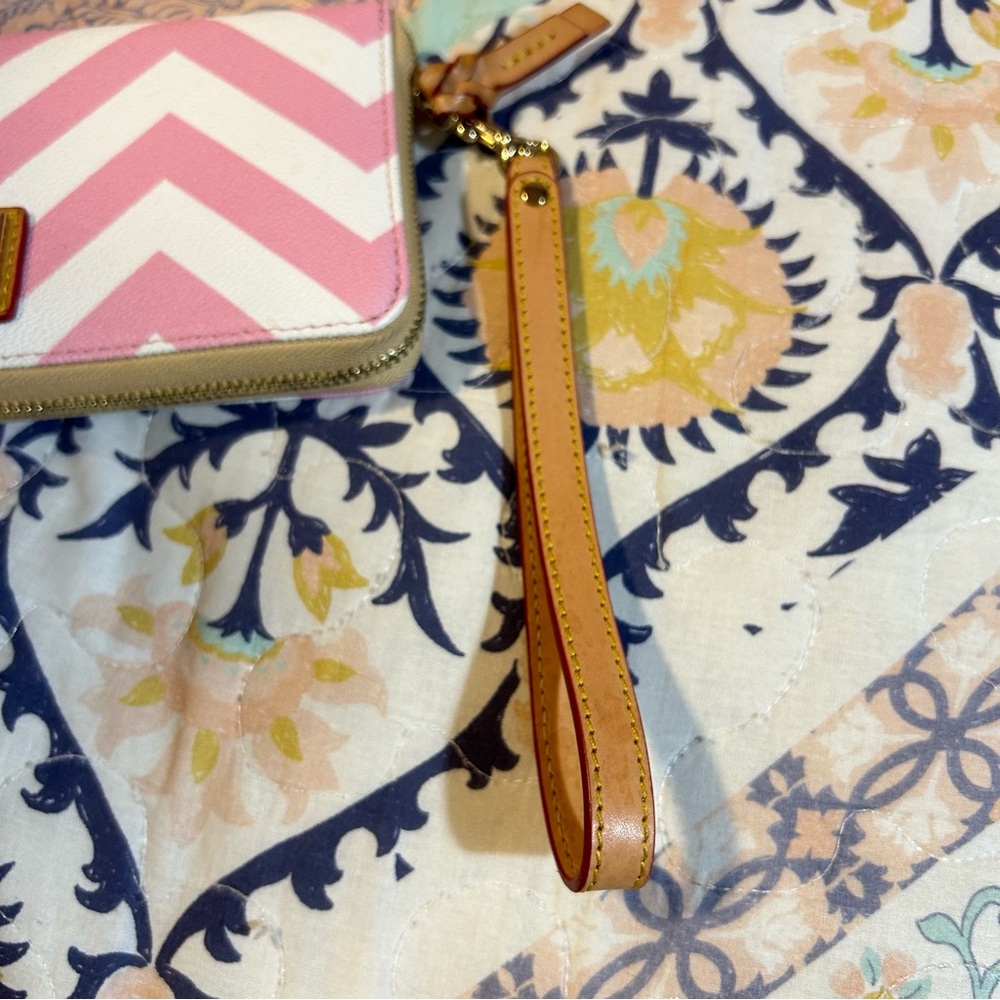 Dooney & bourke Pink Chevron Zip Wallet New without tags - Picture 3 of 6